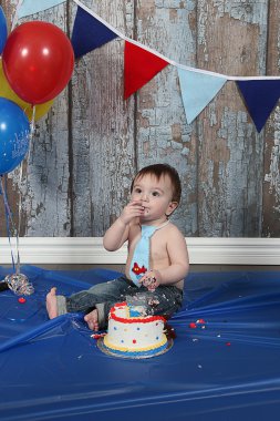 küçük çocuk doğum günü pastası yiyor