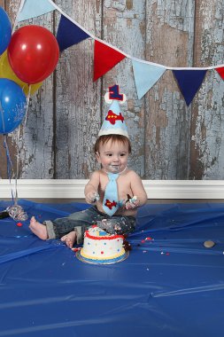 küçük çocuk doğum günü pastası yiyor