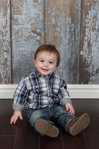 Niño pequeño con camisa a cuadros — Foto de Stock