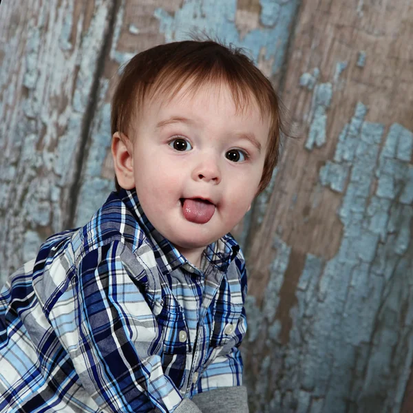 Retrato de Little Boy mostrando sua língua — Fotografia de Stock