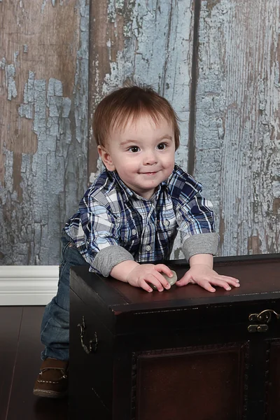 Ragazzino con cassapanca in legno — Foto Stock