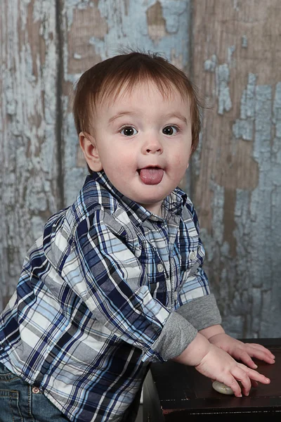 Pequeño niño mostrando su lengua — Foto de Stock