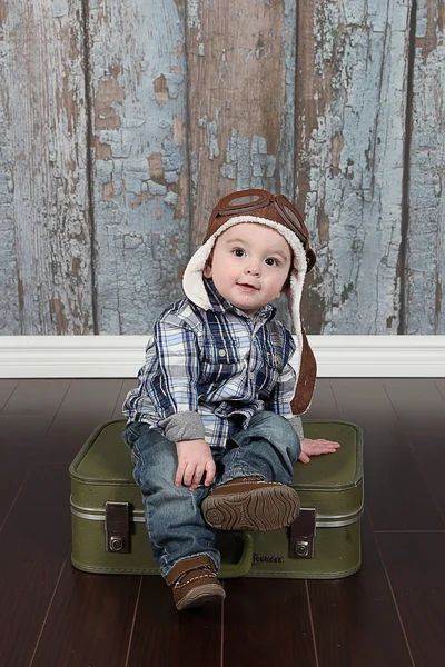 Niño pequeño en casco de aviador — Foto de Stock