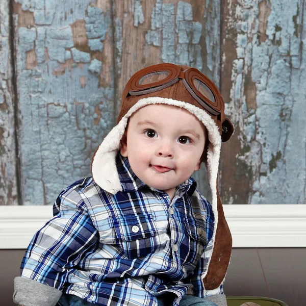 Niño pequeño en casco de aviador — Foto de Stock