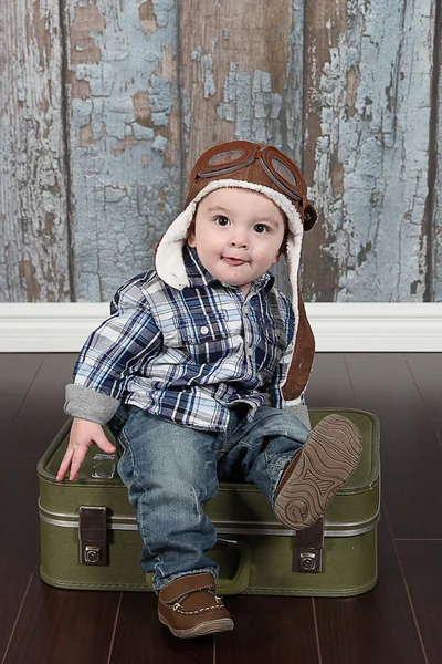 Niño pequeño en casco de aviador — Foto de Stock