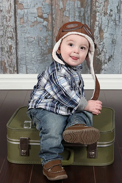 Kleine jongen in vlieger helm — Stockfoto