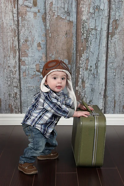 Liten pojke i aviator hjälm — Stockfoto