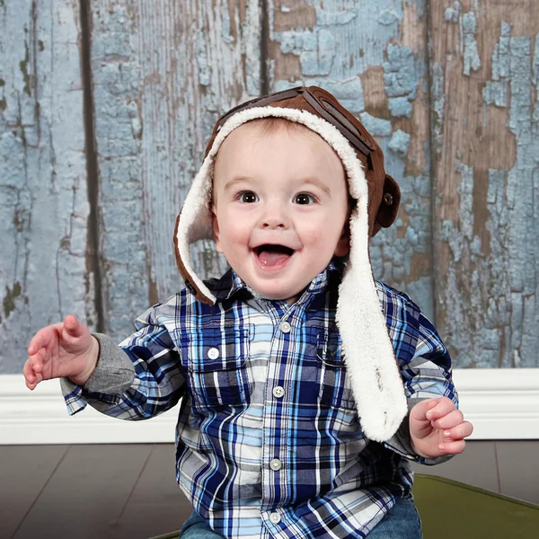 Liten pojke i aviator hjälm — Stockfoto