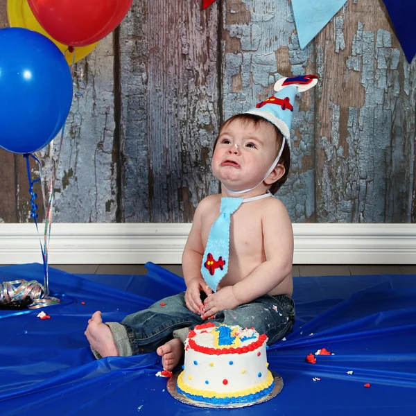 Ragazzino mangiare torta di compleanno — Foto Stock