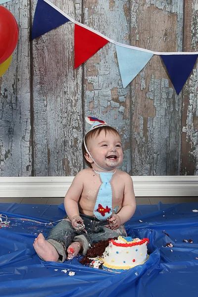 Lilla pojken äta födelsedagstårta — Stockfoto