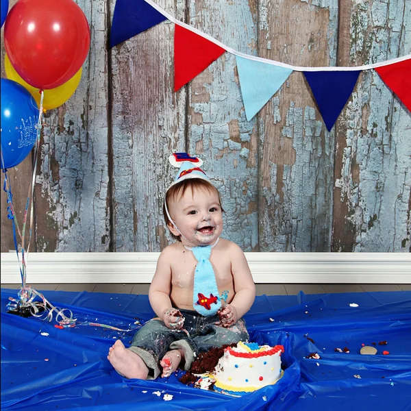Pequeño niño comiendo pastel de cumpleaños —  Fotos de Stock
