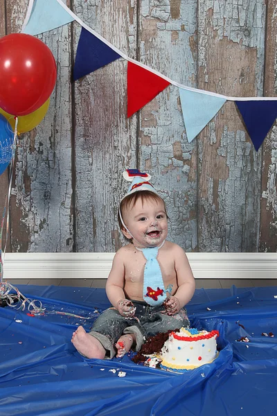 Lilla pojken äta födelsedagstårta — Stockfoto