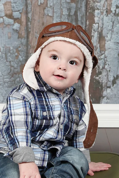 Ragazzino in casco aviatore — Foto Stock