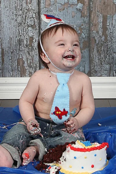 Niño pequeño con pastel de cumpleaños —  Fotos de Stock