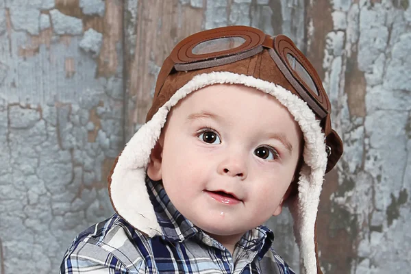 Ragazzino in casco aviatore — Foto Stock