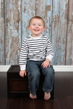 schattige kleine jongen poseren in studio