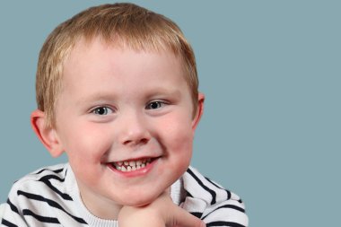 Sevimli küçük çocuk gülümsüyor