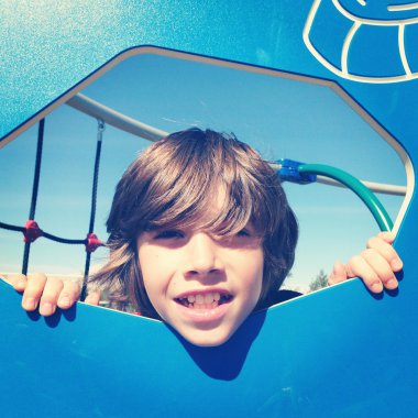 parkta oynayan çocuk