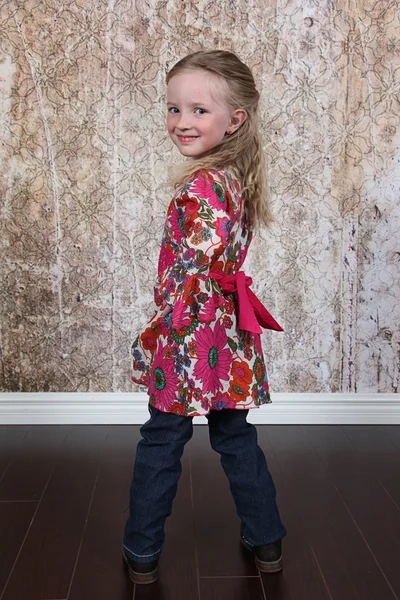 Kleines Mädchen in buntem Kleid — Stockfoto
