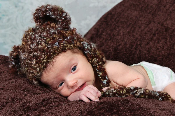 面白い帽子で生まれたばかりの赤ちゃん — ストック写真