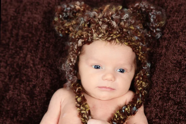 Neugeborenes Baby mit lustigem Hut — Stockfoto