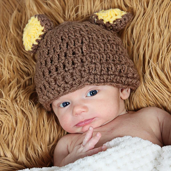 面白い帽子で生まれたばかりの赤ちゃん — ストック写真