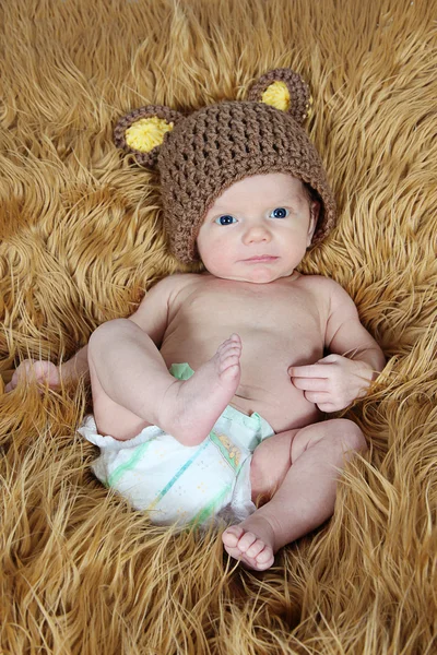 Bebê recém-nascido em chapéu engraçado — Fotografia de Stock