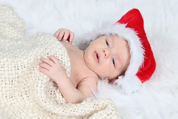 Маленький мальчик в рождественской шляпе — стоковое фото