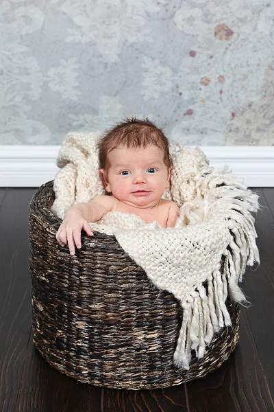 Carino piccolo neonato nel cestino — Foto Stock