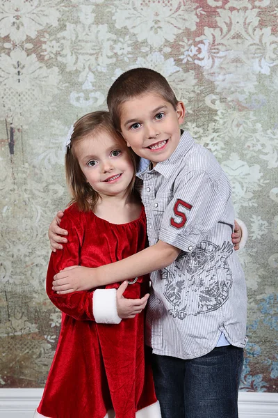 Irmã em vestido de Natal com irmão — Fotografia de Stock