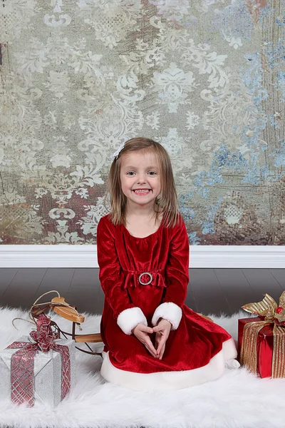 Маленькая девочка на фоне Рождества — стоковое фото