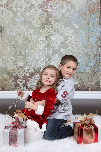 Sestra s bratrem na vánoční pozadí — Stock fotografie