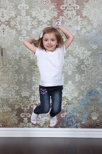 लहान मुलगी उडी — स्टॉक फोटो, इमेज