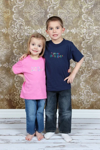 Lilla bror och syster i studio — Stockfoto