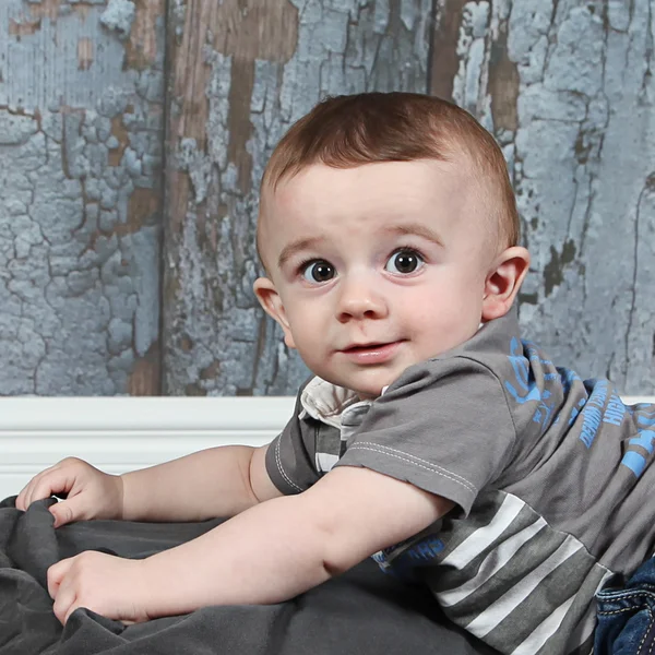 Bambino su sfondo studio — Foto Stock