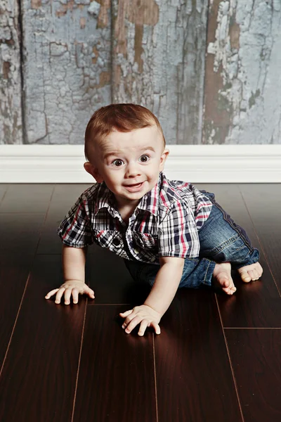 Malý chlapec v kostkované košili — Stock fotografie