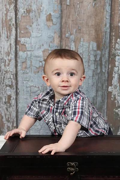 Niño pequeño con camisa a cuadros — Foto de Stock