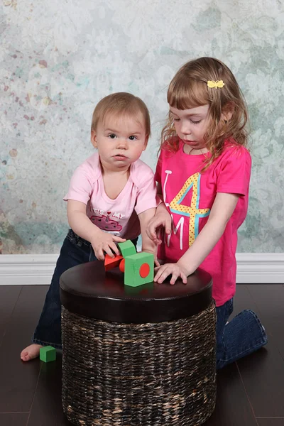 Meisjes spelen in studio — Stockfoto