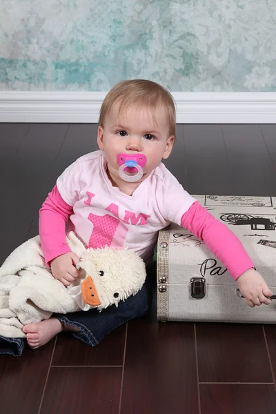 Bebê menina perto mala — Fotografia de Stock