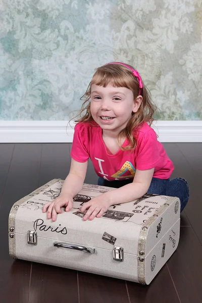 Petite fille avec valise — Photo