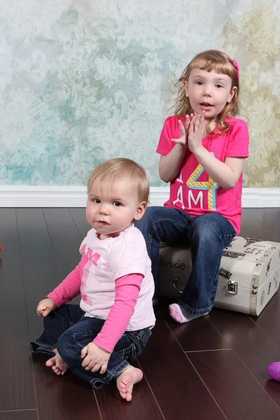 Κορίτσια με βαλίτσα — Stockfoto