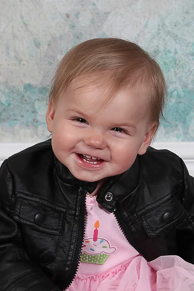 Schattige baby meisje portret — Stockfoto