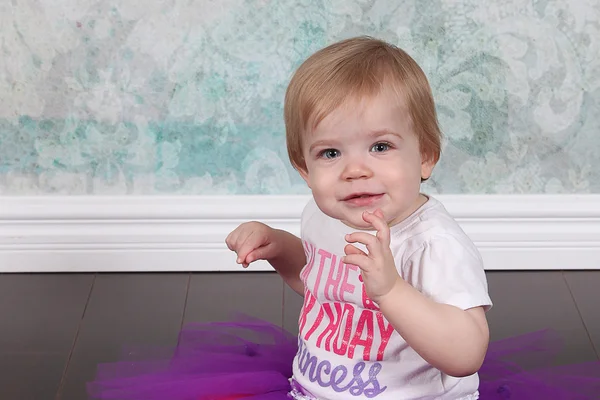 Niña en camiseta de cumpleaños — Foto de Stock