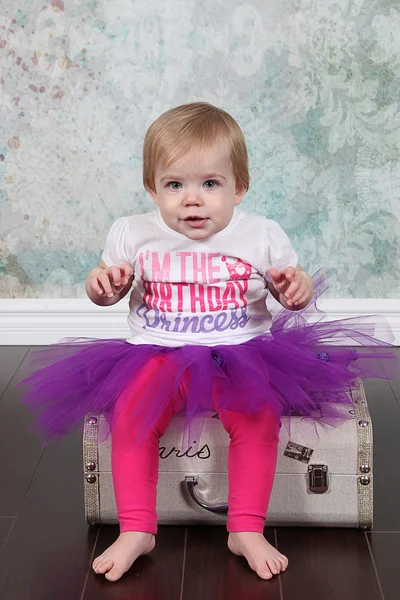 Menina em aniversário T-shirt — Fotografia de Stock