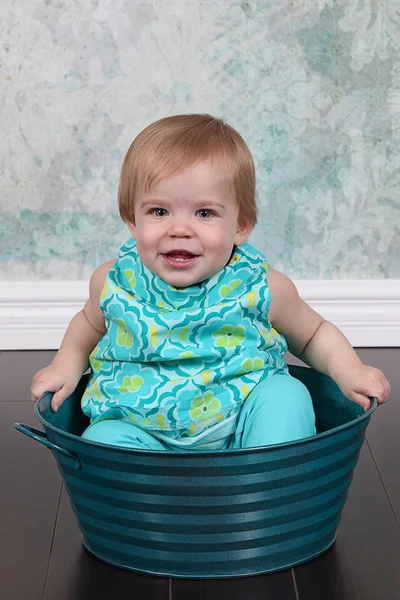 Niña sentada en el lavabo — Foto de Stock