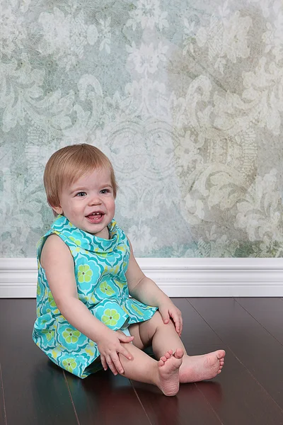 Little girl sitting on the floor — Stock Photo, Image