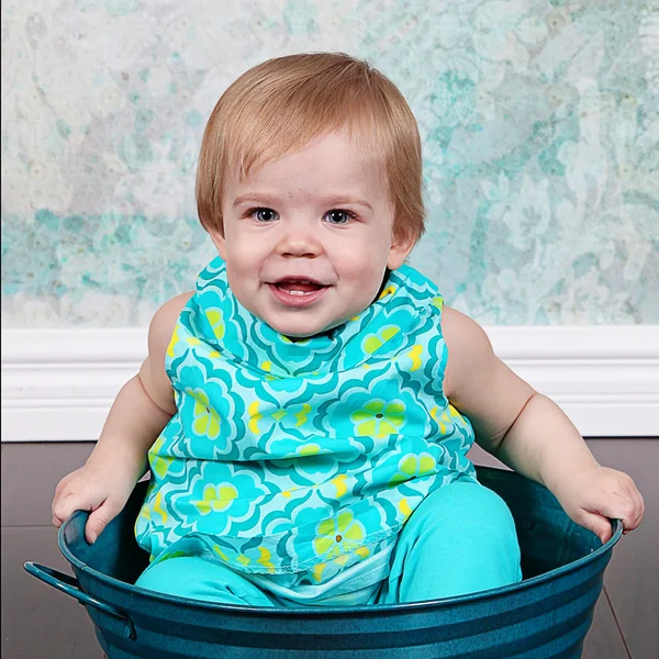 洗面器に座っている女の赤ちゃん — ストック写真