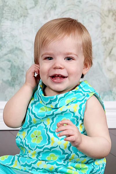 笑みを浮かべて赤ちゃんの女の子 — ストック写真