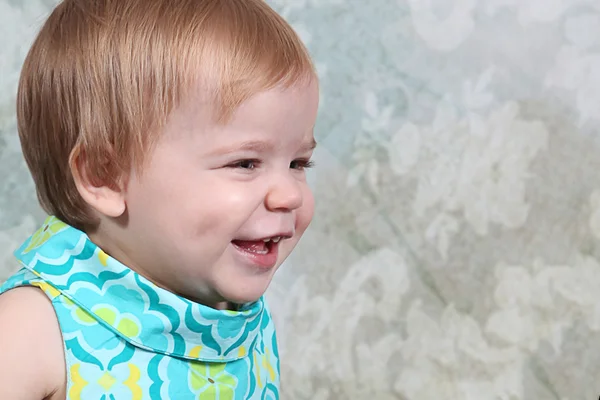 Bebê menina sorrindo — Fotografia de Stock