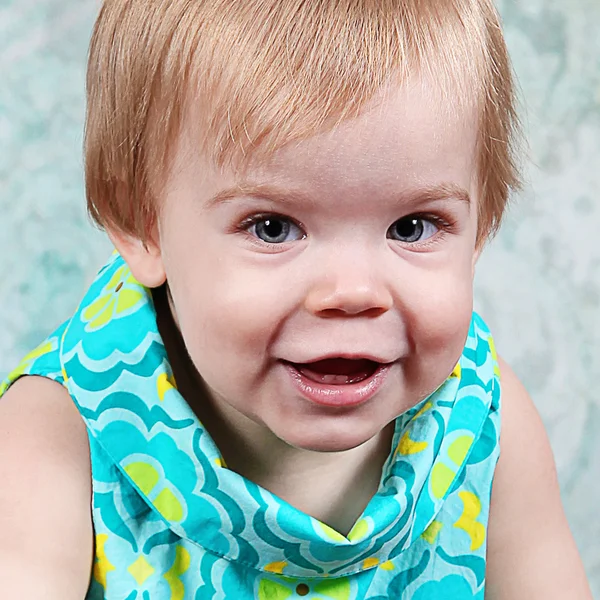 Bebê menina sorrindo — Fotografia de Stock